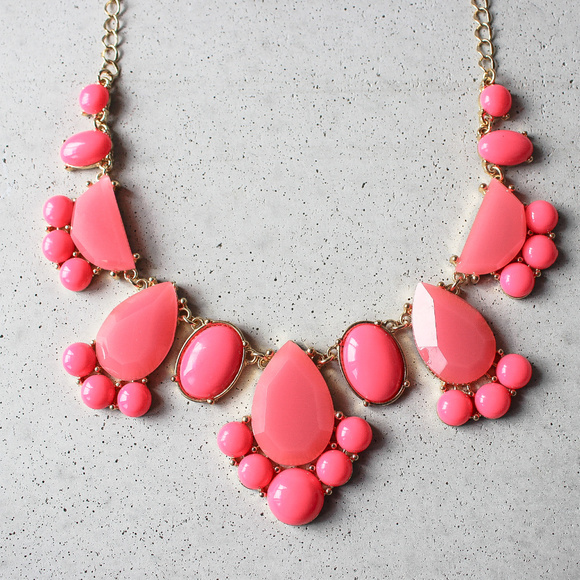 Modcloth Jewelry - nwot Pink Teardrop statement necklace bubble